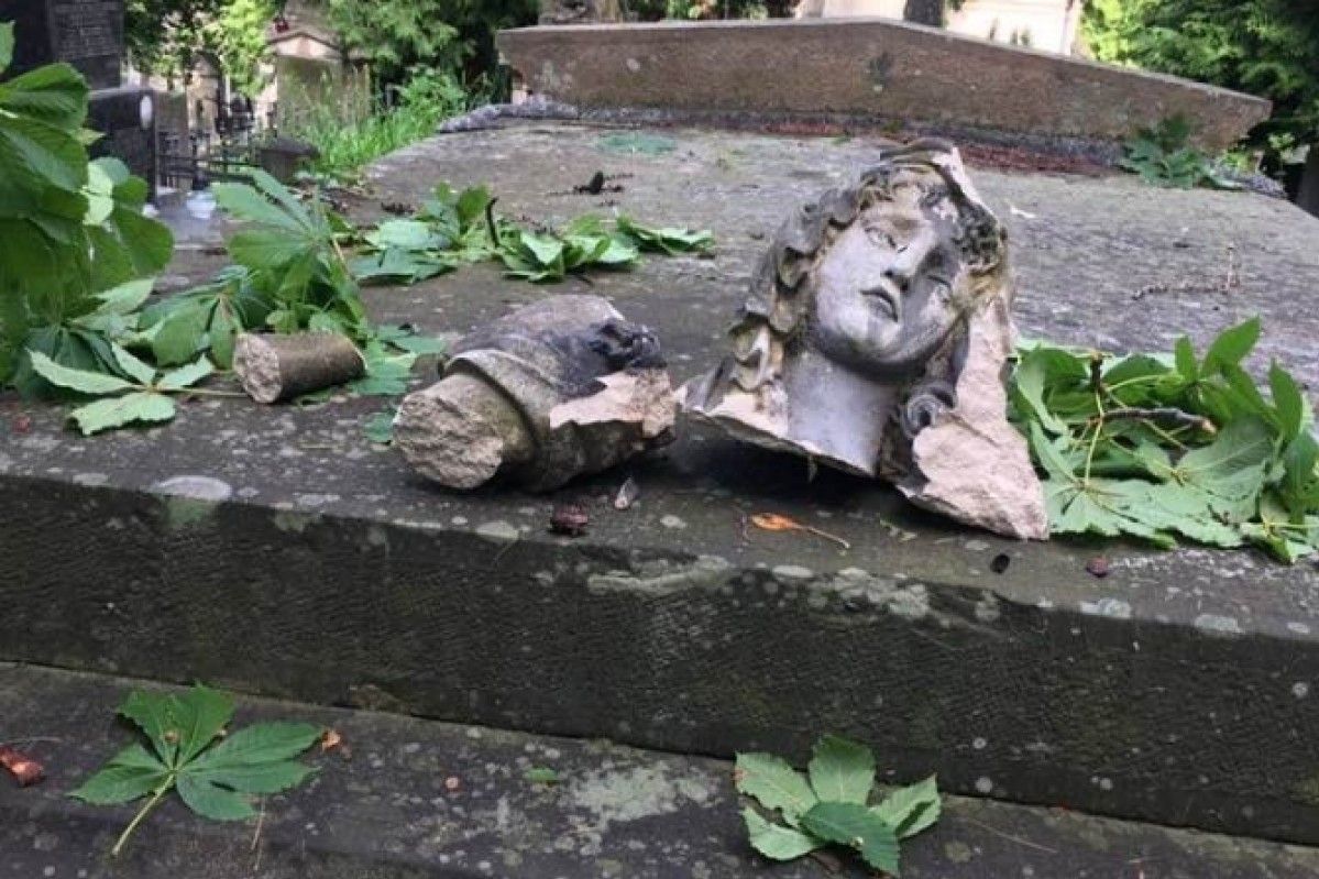 Буревій пошкодив надгробки музею-заповідника 'Личаківський цвинтар' - фото 52040