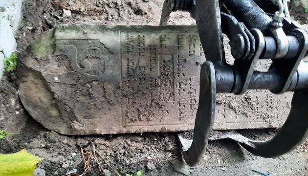 На Тернопольщине найдены заброшенные еврейские надгробия - фото 53097