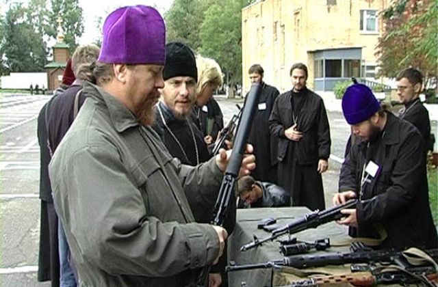 Полицейские Львовщины задержали священнослужителя за торговлю оружием - фото 53099