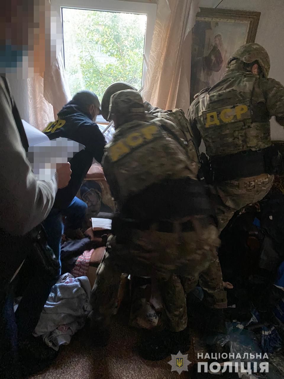 Полицейские Львовщины задержали священнослужителя за торговлю оружием - фото 53106