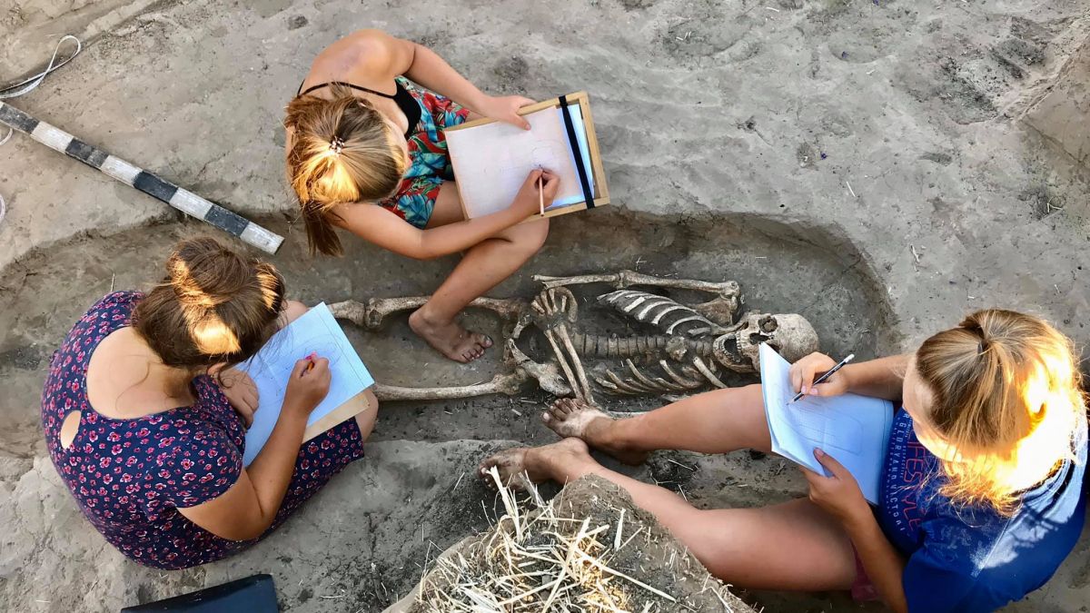 На Мамай-горі археологи виявили культові скіфські ями та поховання кочівників - фото 53527