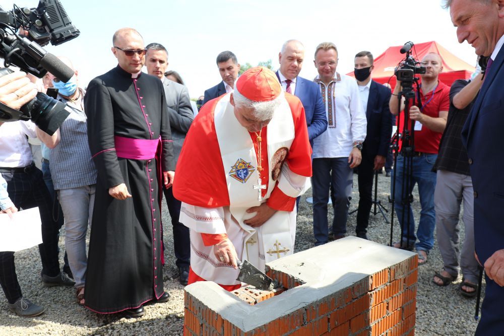 Vatican's cardinal paid tribute to the Heroes of the Heavenly Hundred in Lviv and laid the first stone of a Shelter for Single Women - фото 53690
