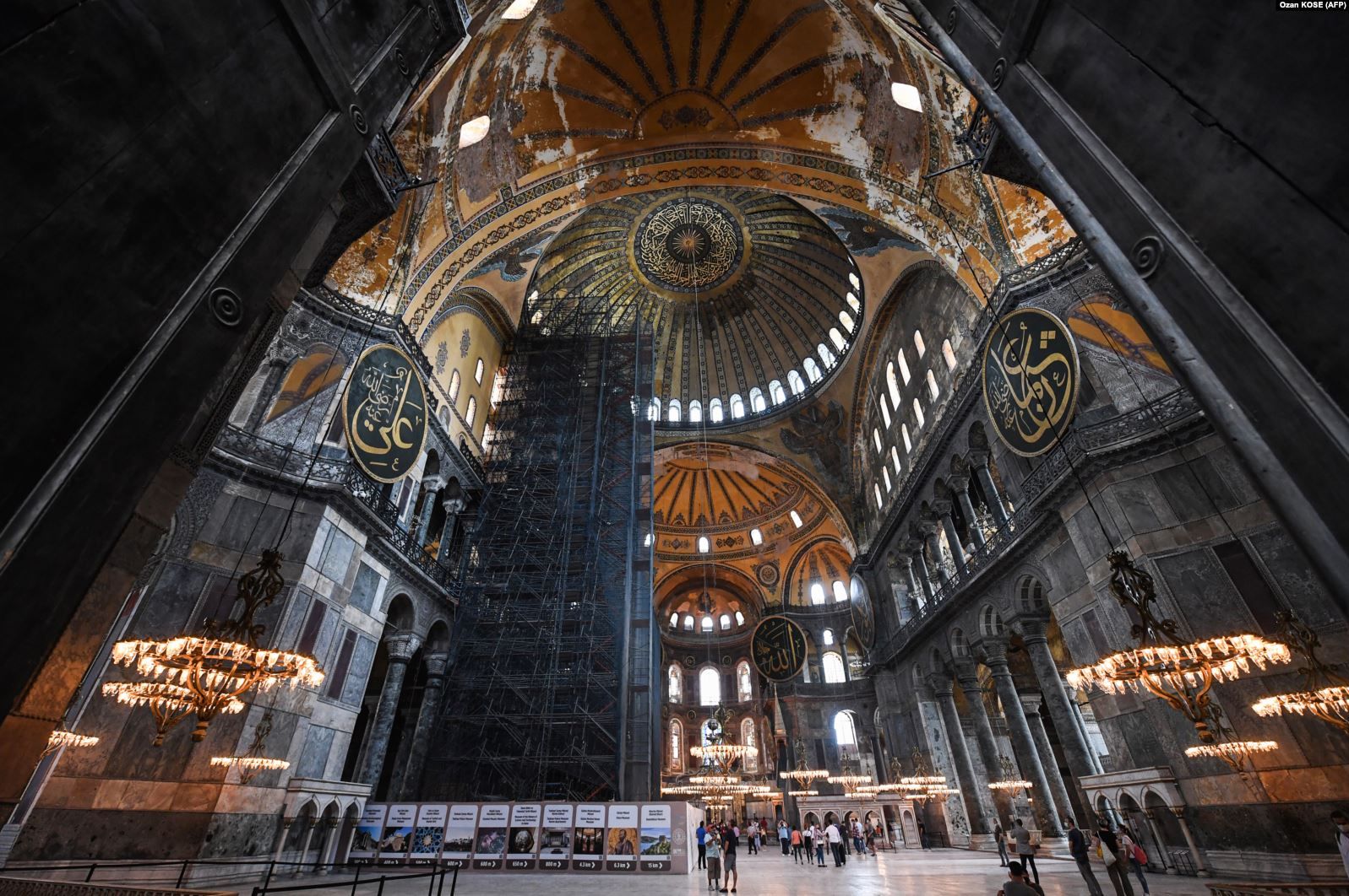Туристы посещают Святую Софию в Стамбуле. - фото 53804