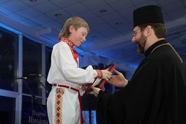 Патріарх Святослав (Шевчук) зібрав паству на Подячну просфору — щоб поділитися різдвяною радістю (ФОТО) - фото 54570