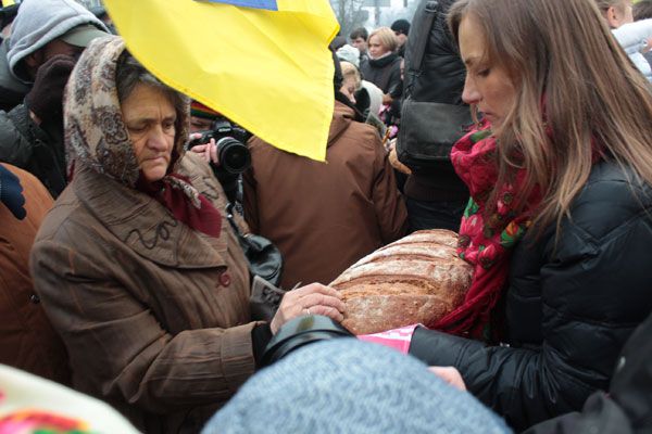 “Ці свічки зігріватимуть душі тих, кого скосив Голодомор”: у Києві вшанували жертв Голодомору - фото 54576