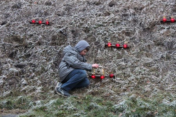 “Ці свічки зігріватимуть душі тих, кого скосив Голодомор”: у Києві вшанували жертв Голодомору - фото 54592