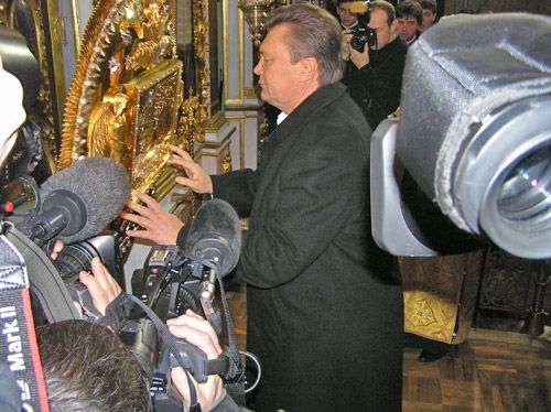 Передвиборчий молебень Віктора Януковича у Києво-Печерській лаврі - фото 55121