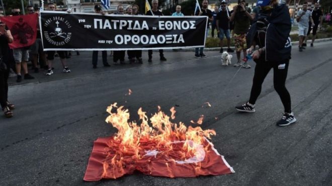 Спалений турецький прапор на акції протесту в Салоніках - фото 55290