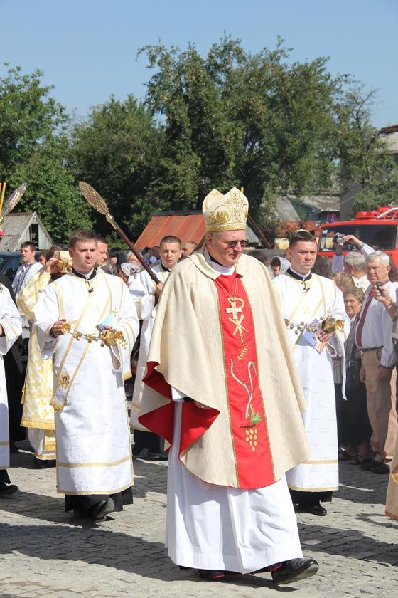 Понад 25 тисяч вірних взяло участь в освяченні катедрального собору УГКЦ у Коломиї - фото 55350