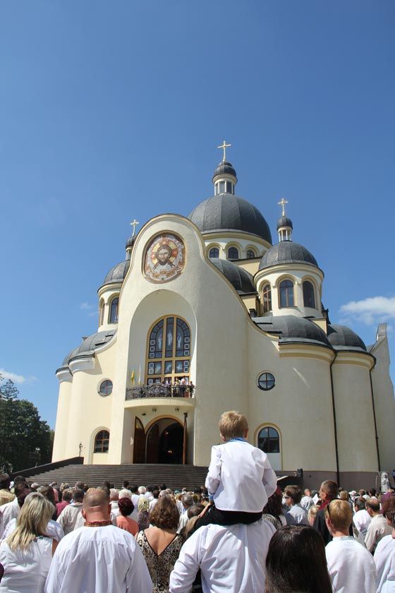 Понад 25 тисяч вірних взяло участь в освяченні катедрального собору УГКЦ у Коломиї - фото 55388