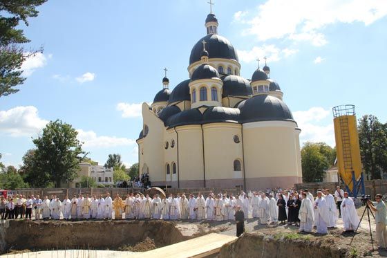 Понад 25 тисяч вірних взяло участь в освяченні катедрального собору УГКЦ у Коломиї - фото 55392