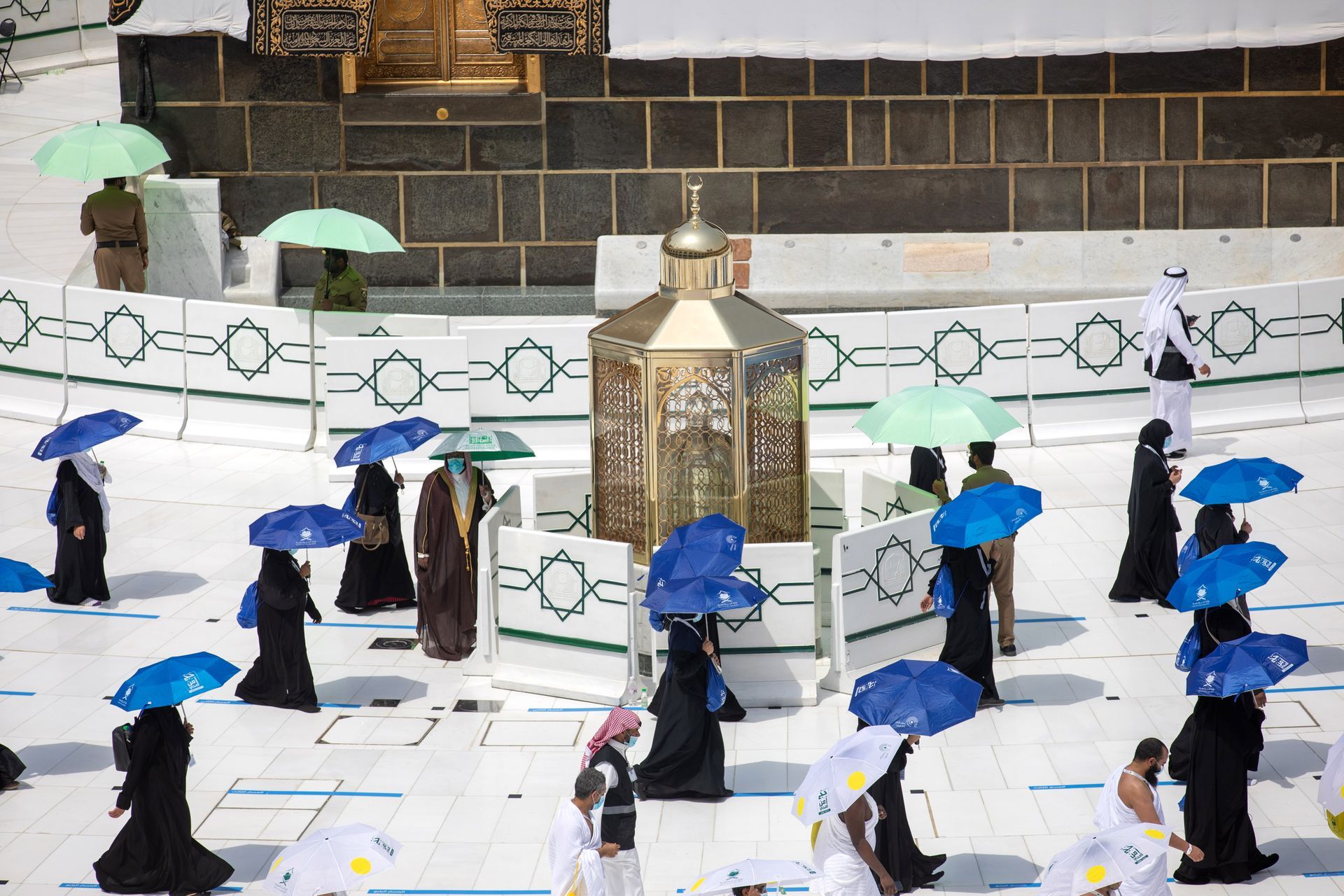 Паломники обходять Каабу, кам'яну будівлю в центрі Священнної Мечеті в Мецці, під час традиційного щорічного паломництва, Мекка, Саудівська Аравія, 29 липня 2020 року - фото 55581