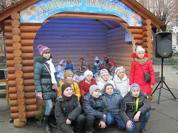 Різдвяний вертеп встановили в центрі Чернівців - фото 55663