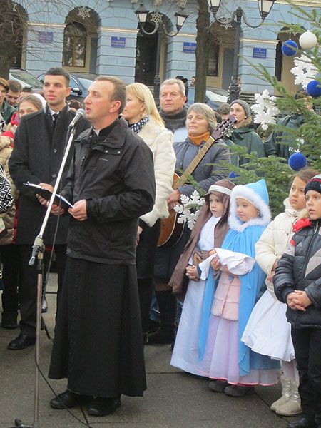 Різдвяний вертеп встановили в центрі Чернівців - фото 55664