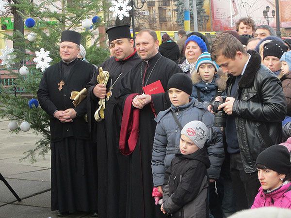 Різдвяний вертеп встановили в центрі Чернівців - фото 55665