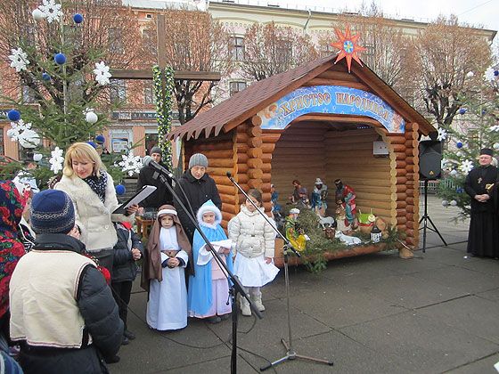 Різдвяний вертеп встановили в центрі Чернівців - фото 55666