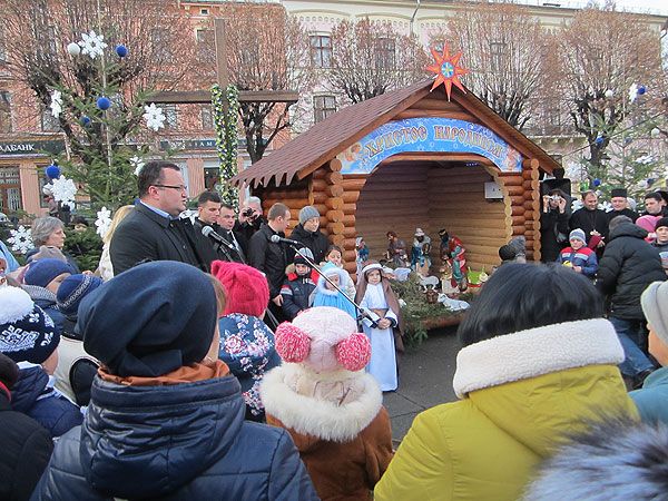 Різдвяний вертеп встановили в центрі Чернівців - фото 55667