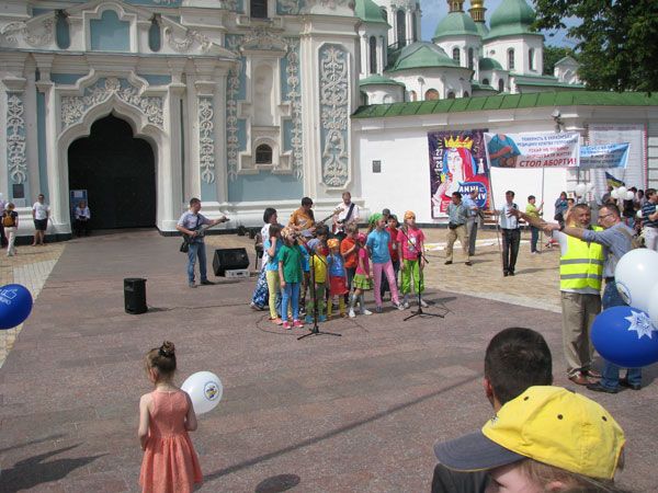 Тисячі вірян пройшли центром столиці на захист прав дітей та родини - фото 55692