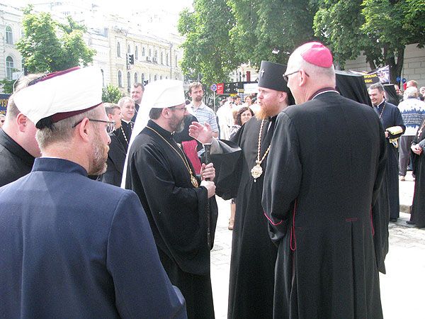 Тисячі вірян пройшли центром столиці на захист прав дітей та родини - фото 55693