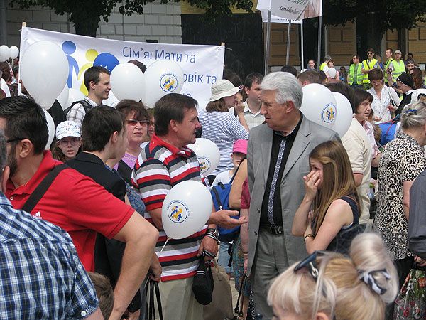 Тисячі вірян пройшли центром столиці на захист прав дітей та родини - фото 55696