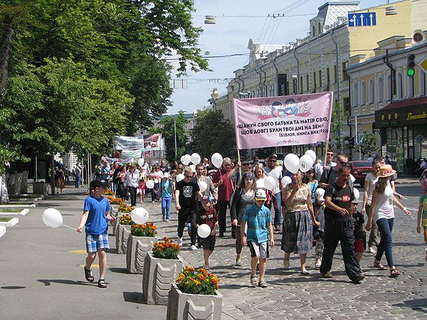 Тисячі вірян пройшли центром столиці на захист прав дітей та родини - фото 55698