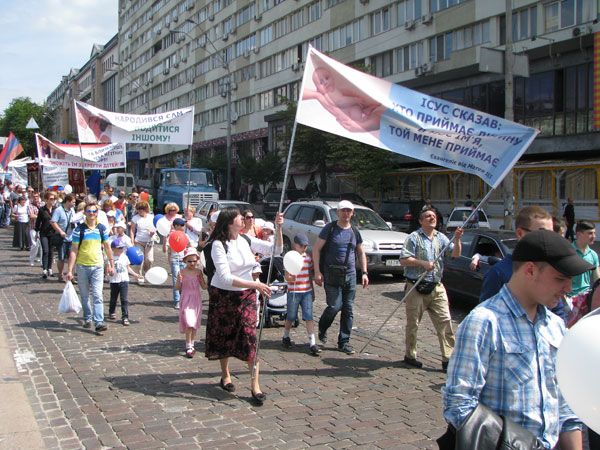 Тисячі вірян пройшли центром столиці на захист прав дітей та родини - фото 55699