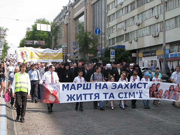 Тисячі вірян пройшли центром столиці на захист прав дітей та родини - фото 55700