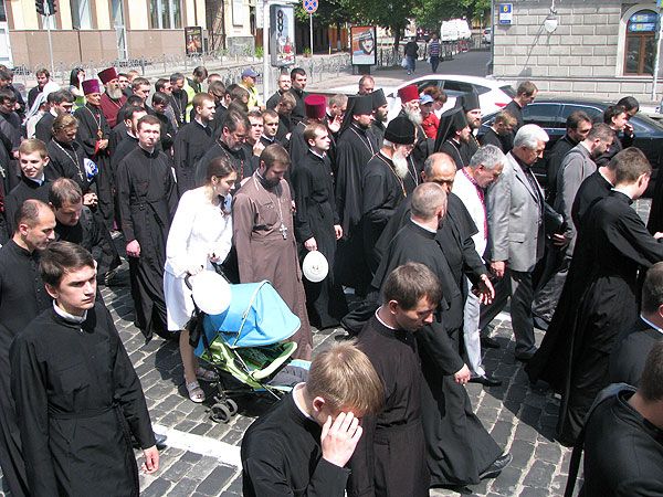 Тисячі вірян пройшли центром столиці на захист прав дітей та родини - фото 55702