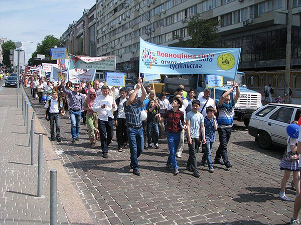 Тисячі вірян пройшли центром столиці на захист прав дітей та родини - фото 55703