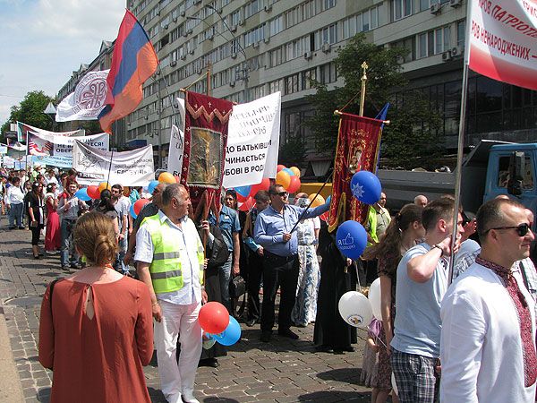 Тисячі вірян пройшли центром столиці на захист прав дітей та родини - фото 55704