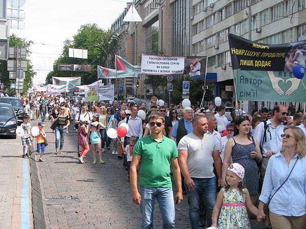 Тисячі вірян пройшли центром столиці на захист прав дітей та родини - фото 55707