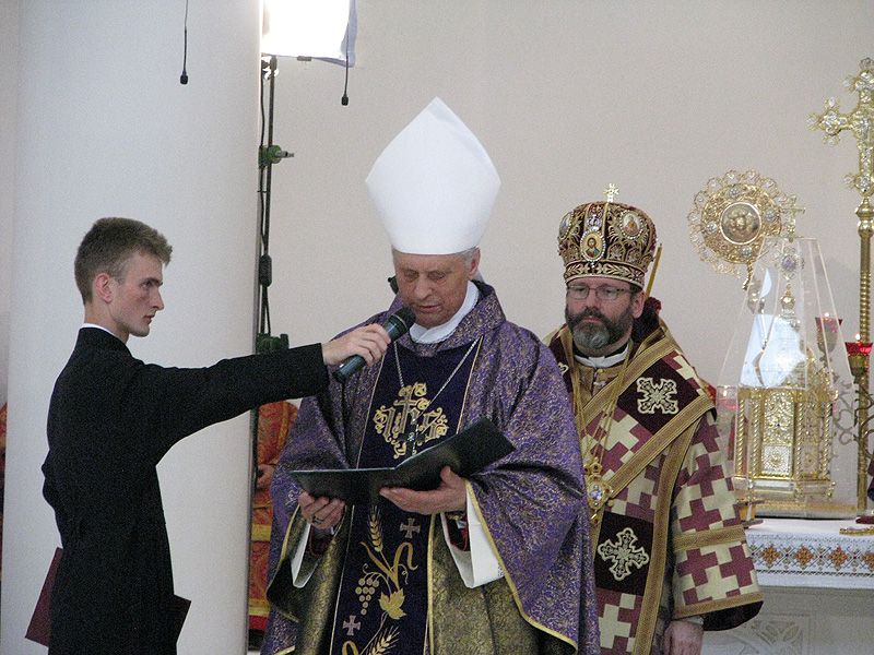 Від імені Конференції римо-католицьких єпископів України співчуття зачитав єпископ Бронілсав Бернацький. - фото 55797