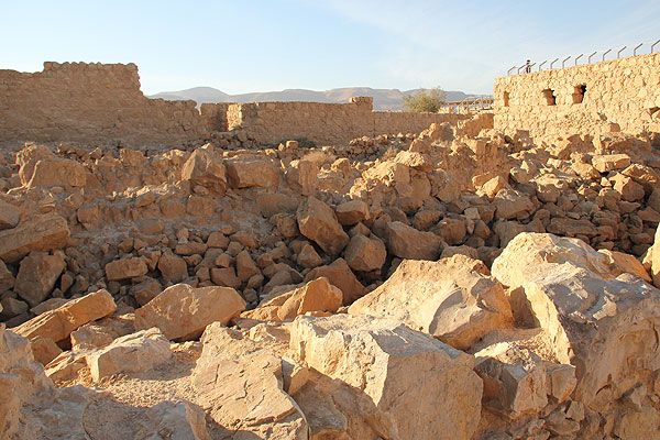 В історії Масада відома насамперед як неприступна фортеця, де знайшли останній прихисток учасники Першого юдейського повстання. - фото 55961