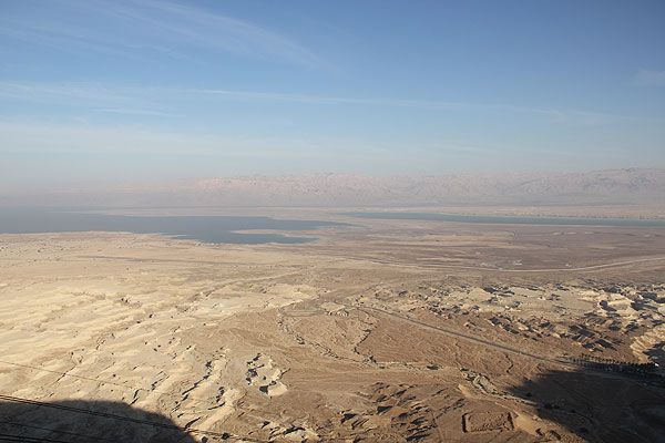 У ХІХ ст. розпочалися дослідження Масади. А з отриманням незалежності гора стала національним парком.  Вид з гори в сторону Мертвого моря. - фото 55967