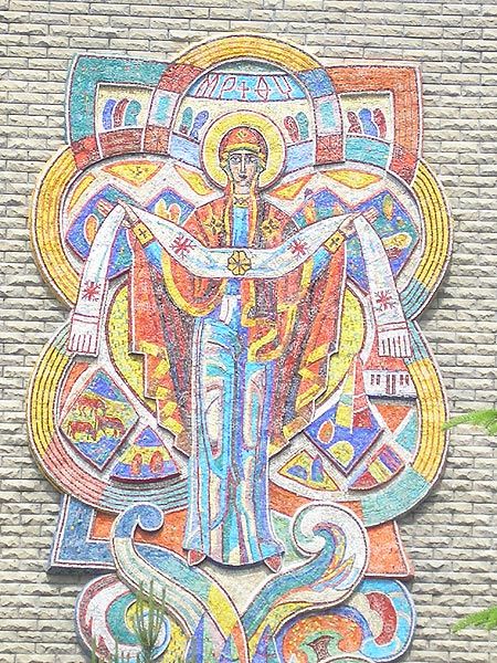 Богородична на мозаїка на будівлі згаданого центру - фото 56202