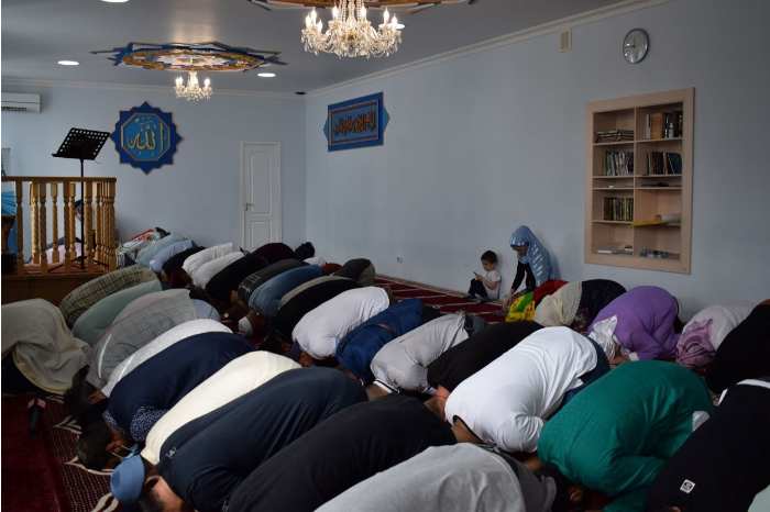Під час молитви на святкуванні Курбан-байраму в Сєвєродонецьку  - фото 56477