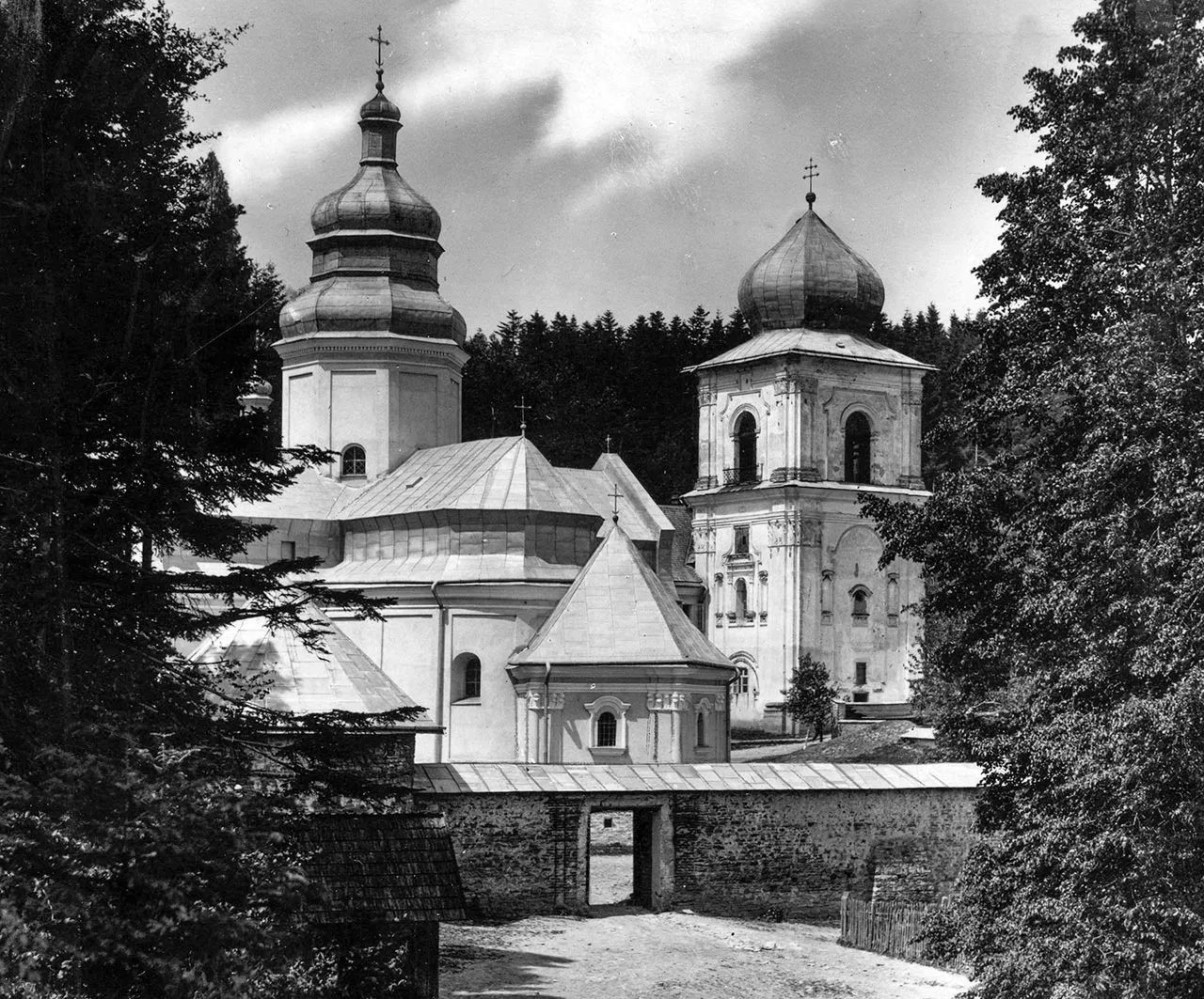 Церква монастиря Святого Онуфрія у Добромилі із фрагментами монастирських будівель.  - фото 56750