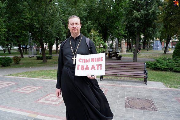 Священник Московского Патриархата вышел на одиночный пикет в Гомеле против насилия властей - фото 56908