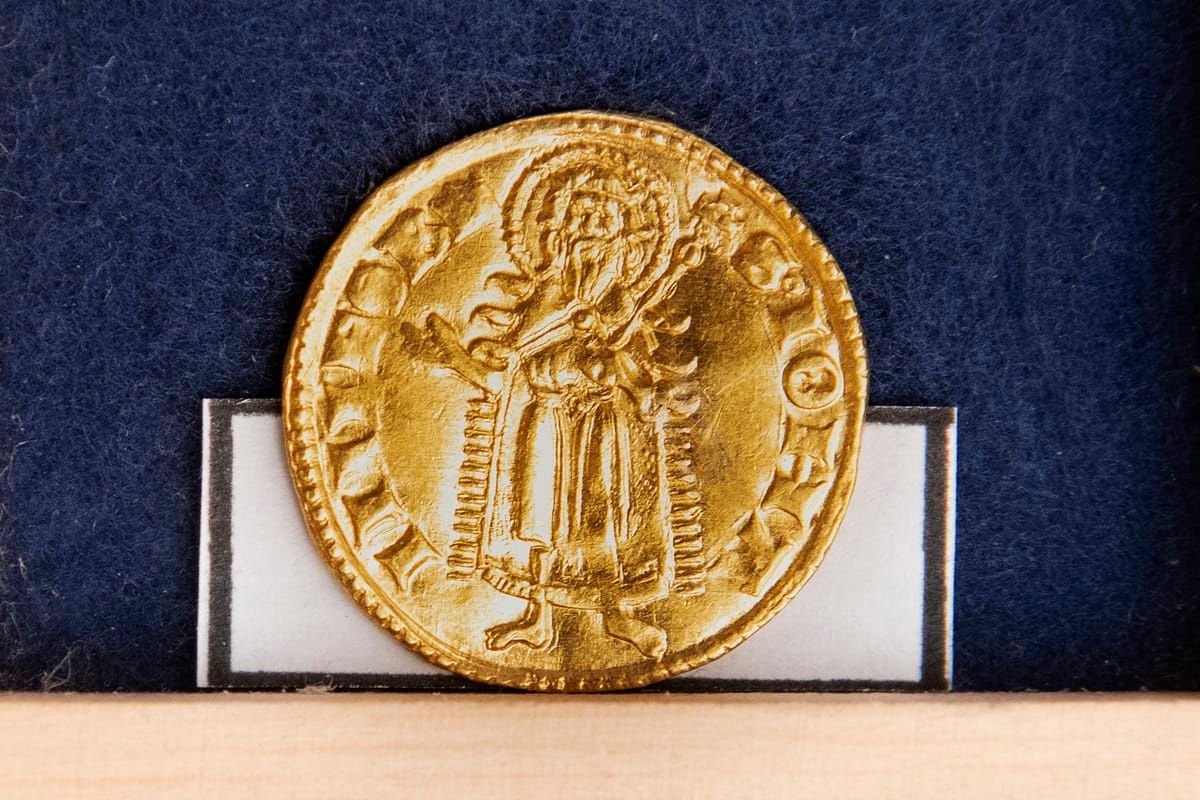 Біля монастиря знайшли скарб золотих і срібних монет XIV століття - фото 56937