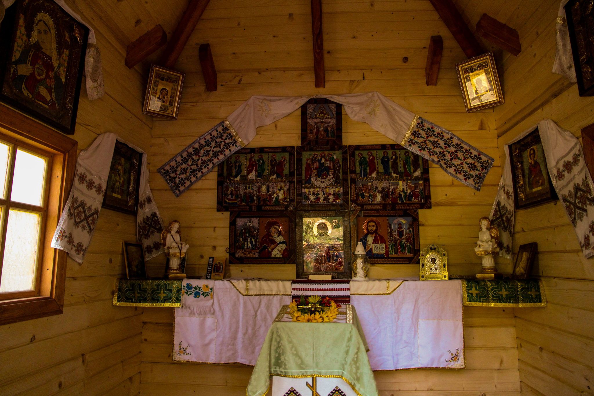 Волонтери з Івано-Франківщини звели на Луганщині каплицю з гуцульськими іконами - фото 57071