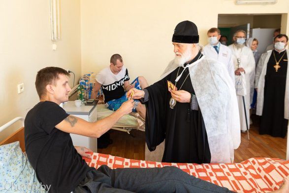Глава Білоруської Православної Церкви відвідав у лікарнях людей, покалічених ОМОНом - фото 57154