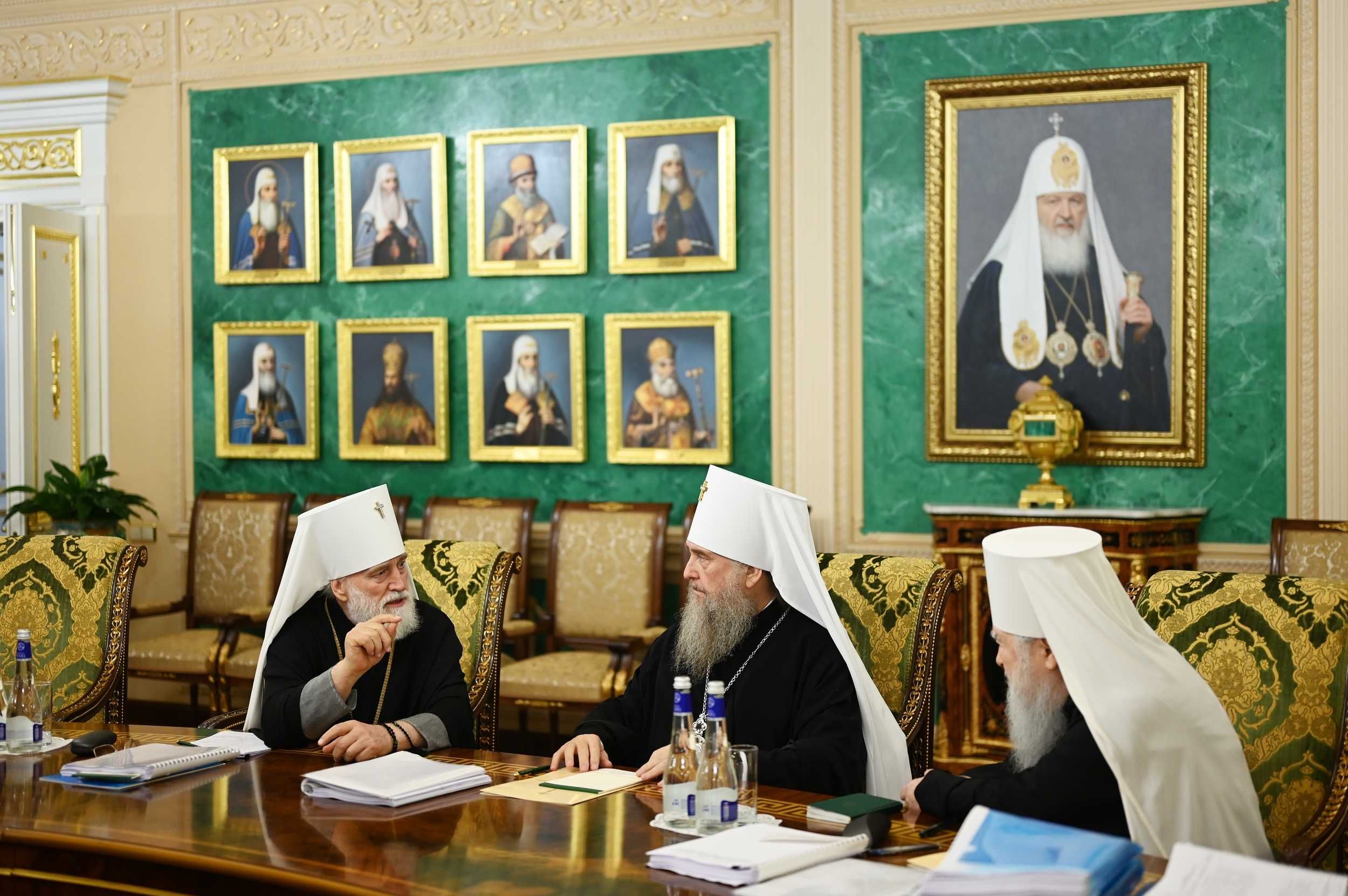 Митрополит Павло (зліва), предстоятель БПЦ на Синоді у Москві у день відставки - фото 57660