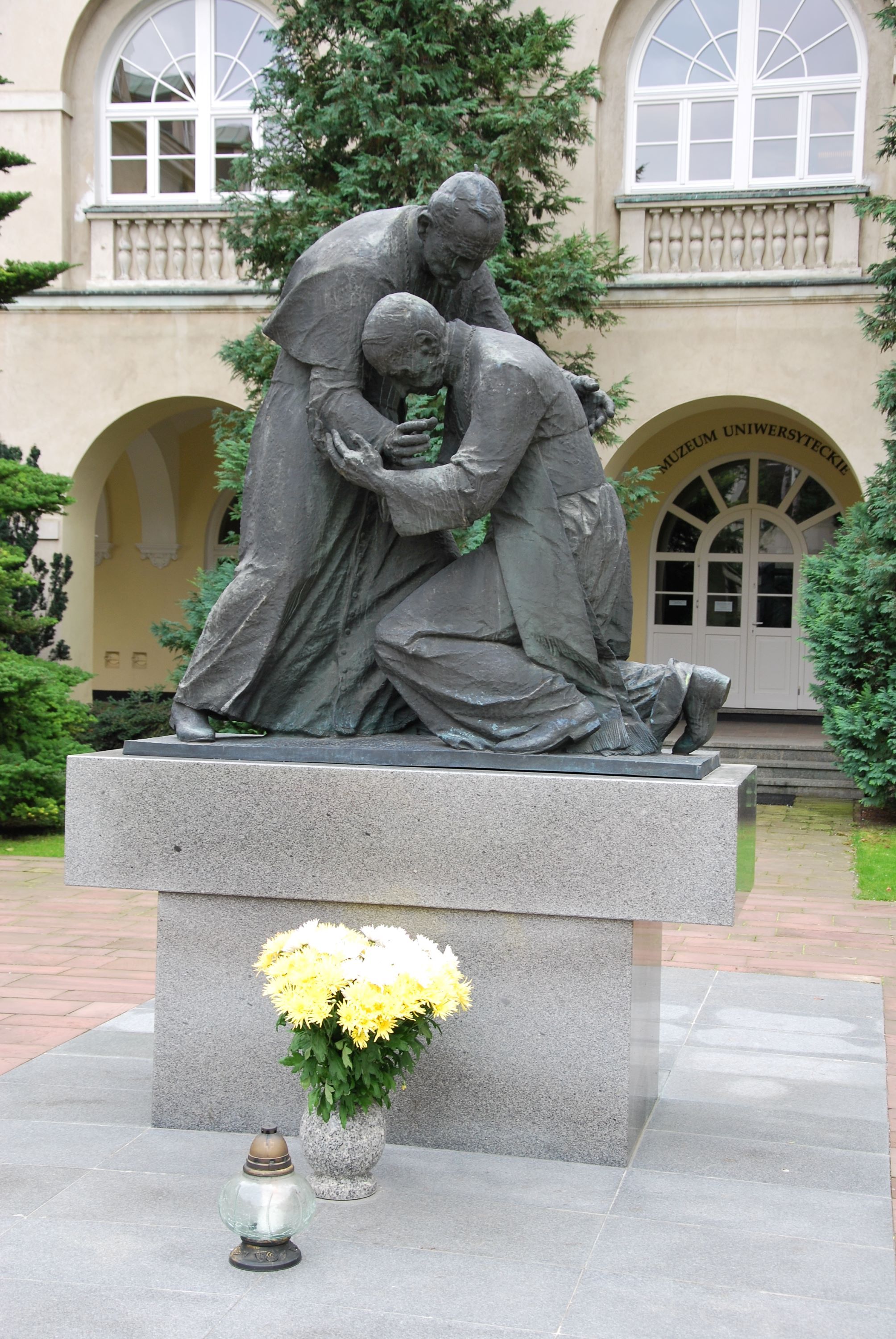 Пам'ятник в подвір'ї університету: Папа Йоан Павло ІІ і примас Вишинськийй - фото 57921
