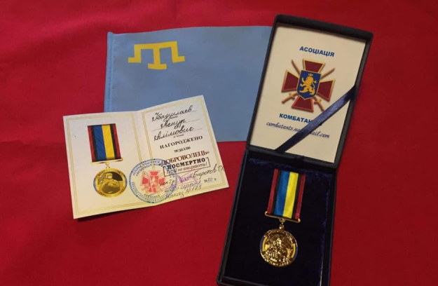 Муфтий посмертно наградил медалью ДУМУ «Умма» крымского татарина, который погиб в АТО - фото 58148