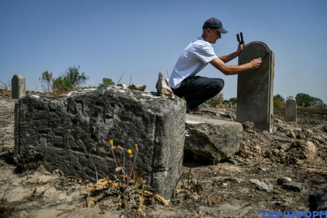 Активісти відновлюють занедбане єврейське кладовище на Верхній Хортиці - фото 58205