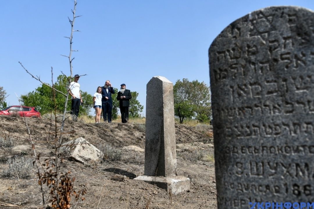 Активісти відновлюють занедбане єврейське кладовище на Верхній Хортиці - фото 58206