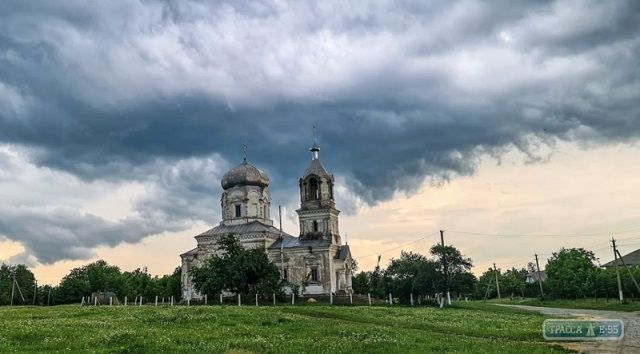 На Одещині від блискавки загорівся купол церкви - фото 59213