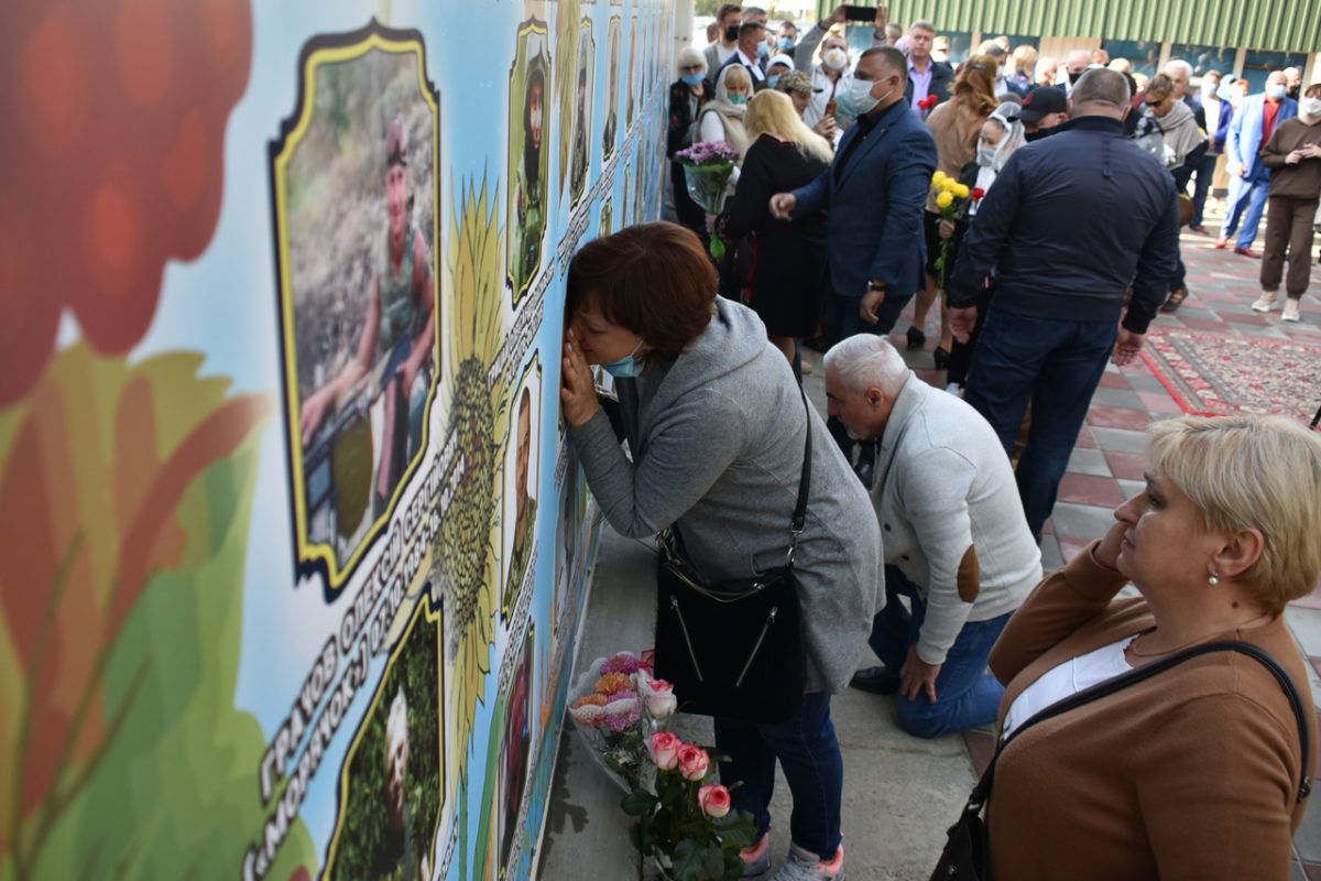 Предстоятель ПЦУ освятив хрест на честь воїнів, загиблих за Україну - фото 59917