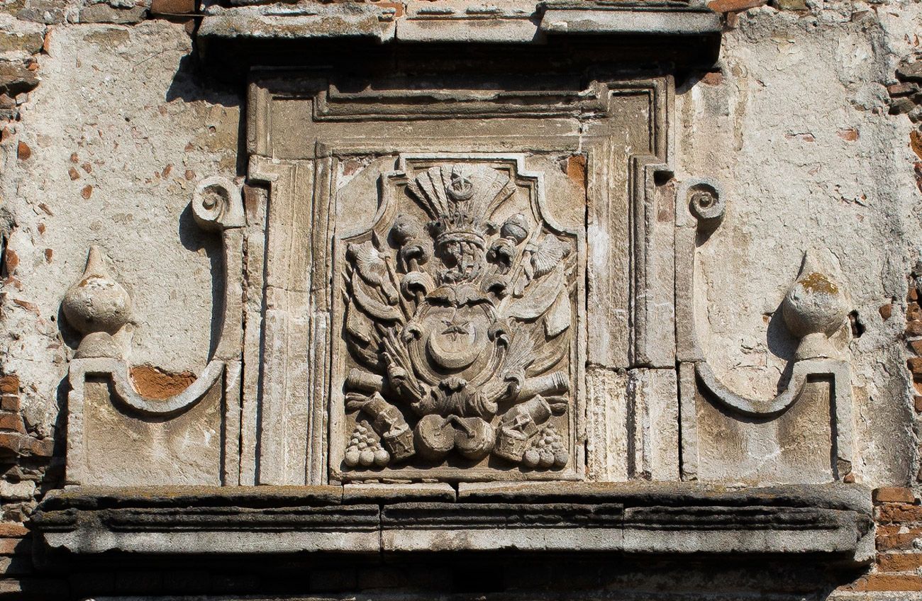 Герб Сенявських «Леліва» на міській брамі Сатанова. Колись подібний прикрашав замок в Зінькові - фото 59928