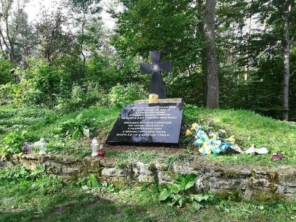 На зруйнованій могилі вояків УПА у Польщі встановлено нову плиту з іншими написами - фото 59980